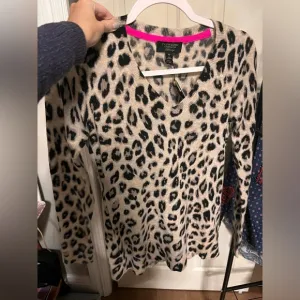 Cashmeree charter club luxury cheetah v neck sweater Xs new